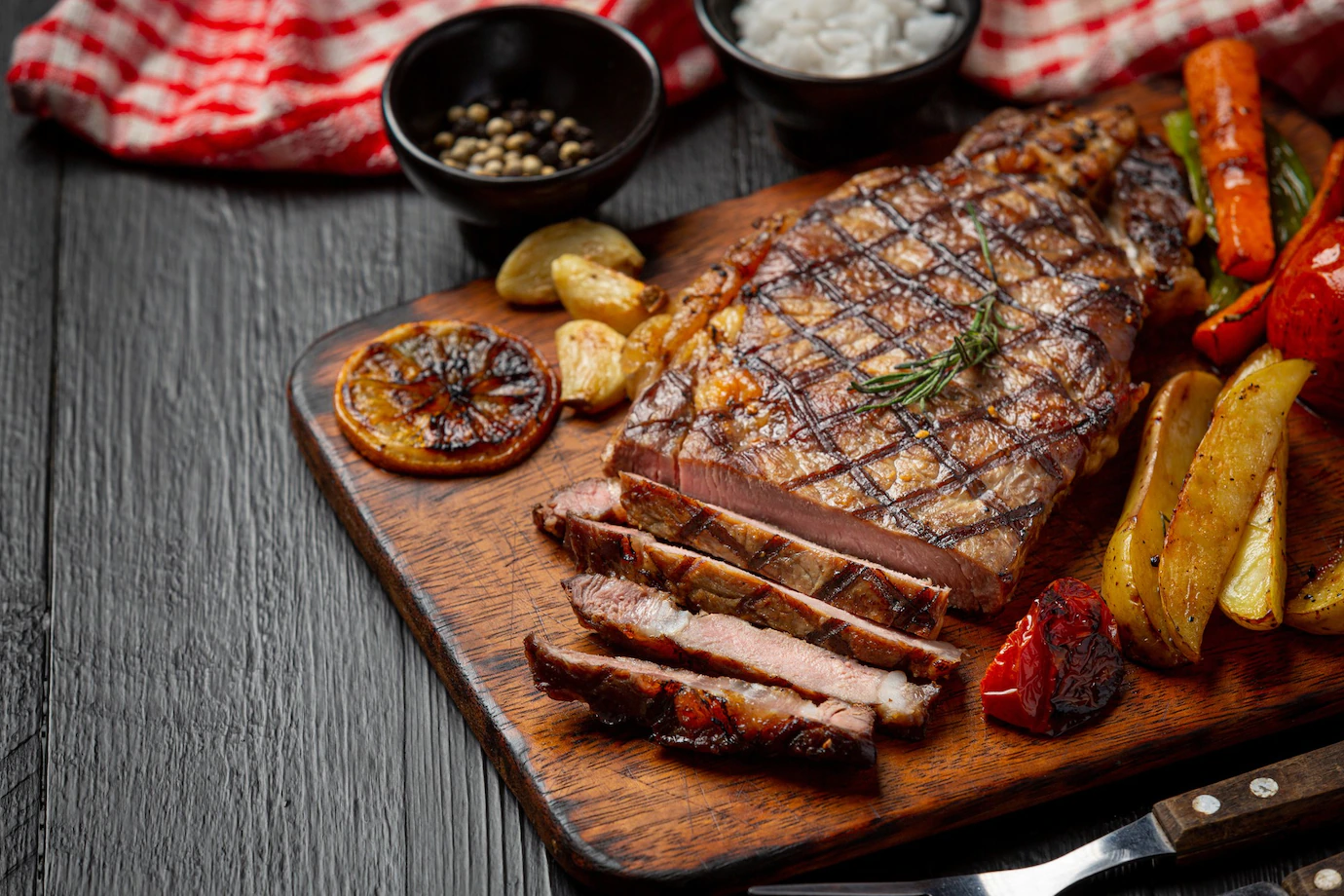 grilled beef steak dark wooden surface 1150 44344